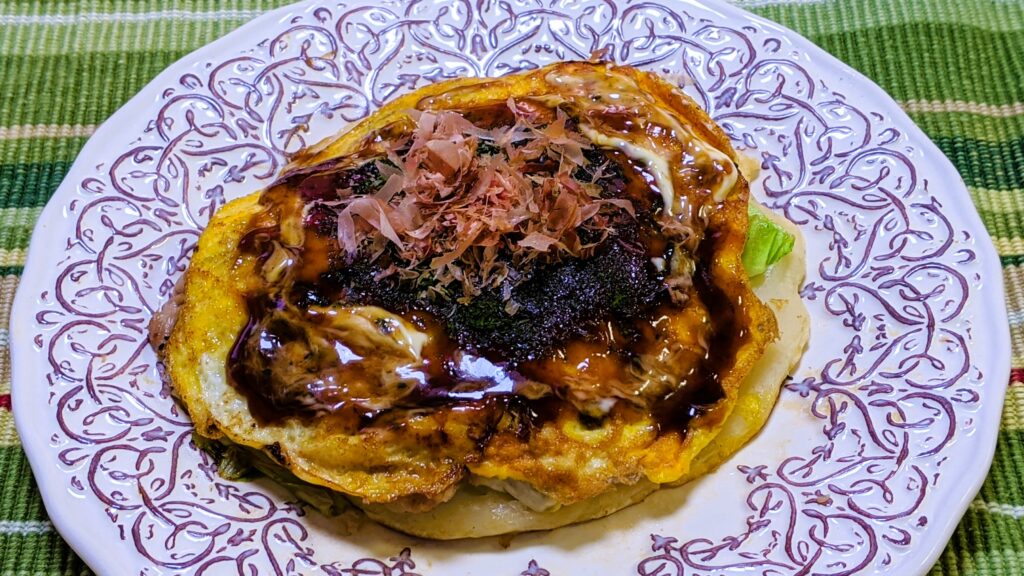 完成したお好み焼きにマヨネーズ