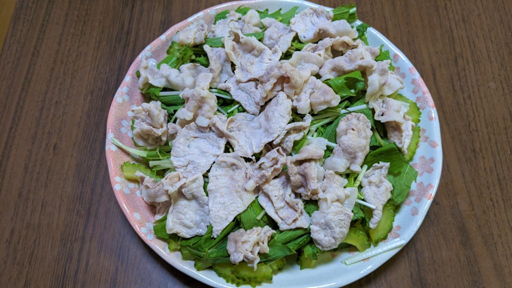 皿に盛った豚しゃぶ肉、野菜