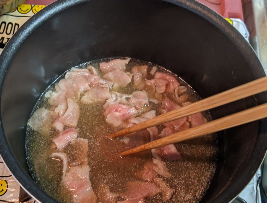 豚しゃぶ肉を茹でる