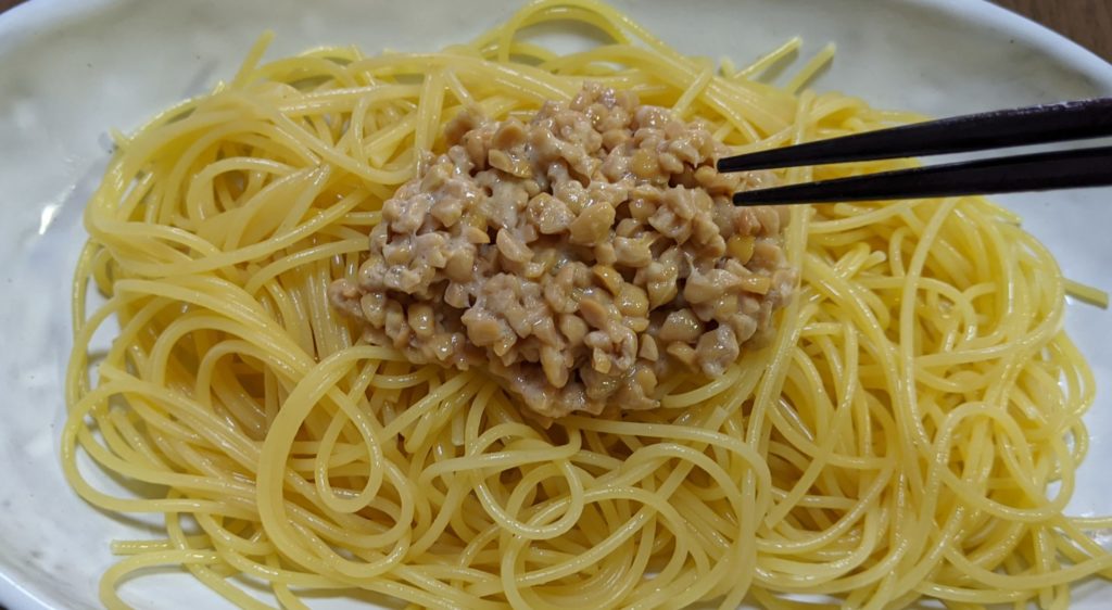 スパゲティにひきわり納豆をのせる