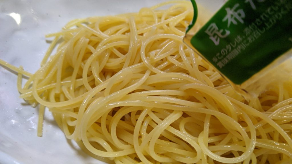 スパゲティに納豆のタレを入れる