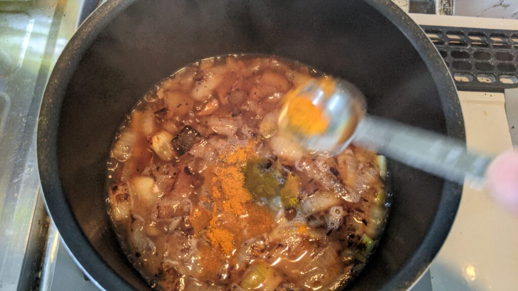 カレー粉を加える