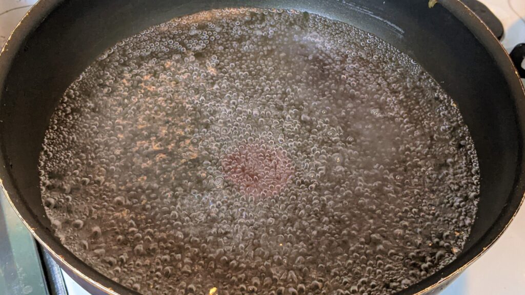 鍋で水を沸騰させる